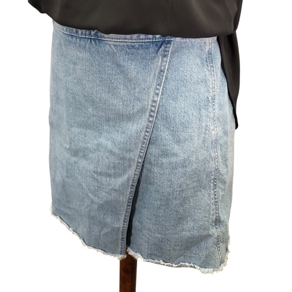 Loft Denim Wrap Jean Skirt Sz 4/27 Light Wash Blue Mini Raw Hem A-Line Casual - Picture 3 of 8